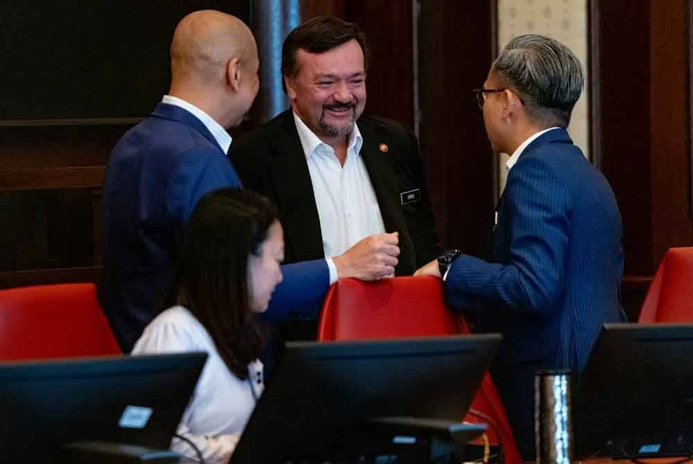 Amir Hamzah (tengah) disambut oleh Menteri Komunikasi, Fahmi Fadzil (kanan) dan Armizan (kiri).