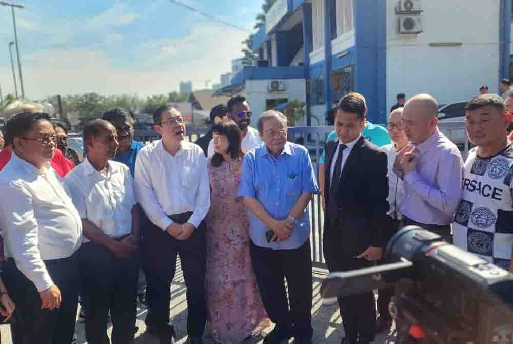 Kit Siang (empat dari kanan) yang diwakili peguamnya, Khairil Khalid (tiga dari kanan) hadir ke Balai Polis Sea Park, Petaling Jaya pada Rabu untuk direkod keterangan berkenaan kenyataan kemungkinan orang bukan Melayu dilantik sebagai Perdana Menteri.