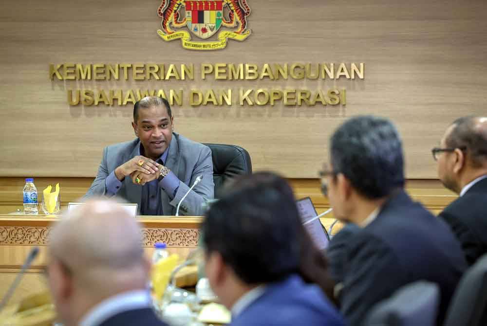 Ramanan mendengar taklimat pada hari pertamanya memulakan tugas sebagai Timbalan Menteri Pembangunan Usahawan dan Koperasi yang baharu di Kementerian Pembangunan Usahawan dan Koperasi (KUSKOP). - Foto Bernama