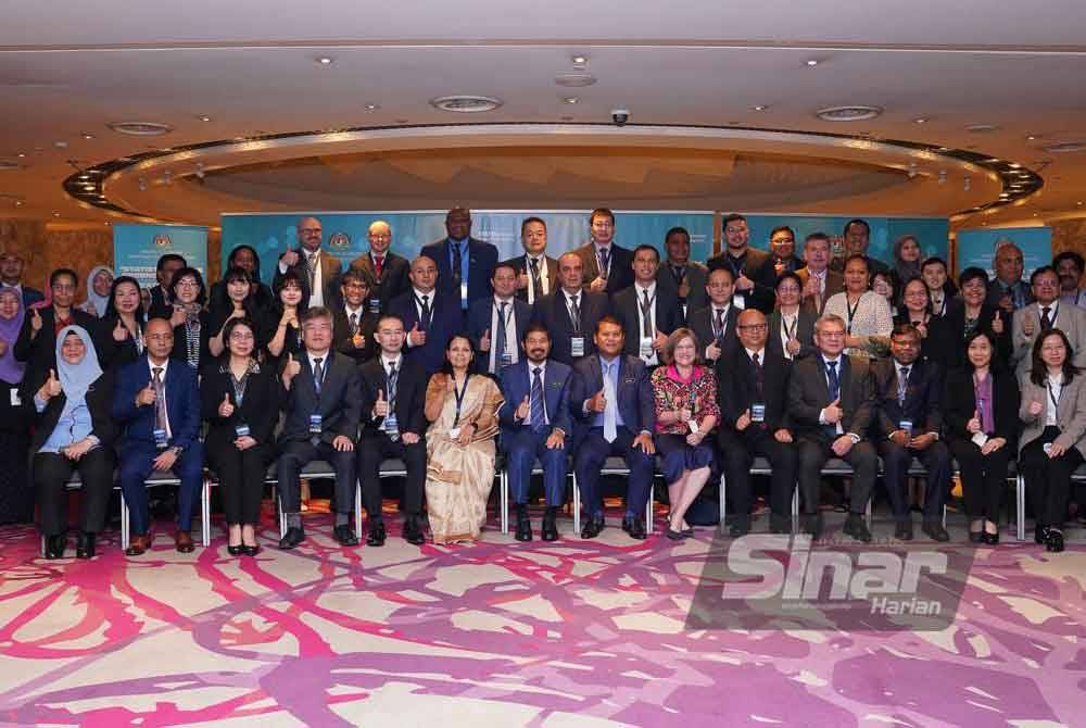 Nor Azmie (duduk, tujuh dari kanan) bergambar bersama delegasi GC SIAP di hotel The Westin, di sini pada Rabu. Foto SINAR HARIAN/MOHD HALIM ABDUL WAHID