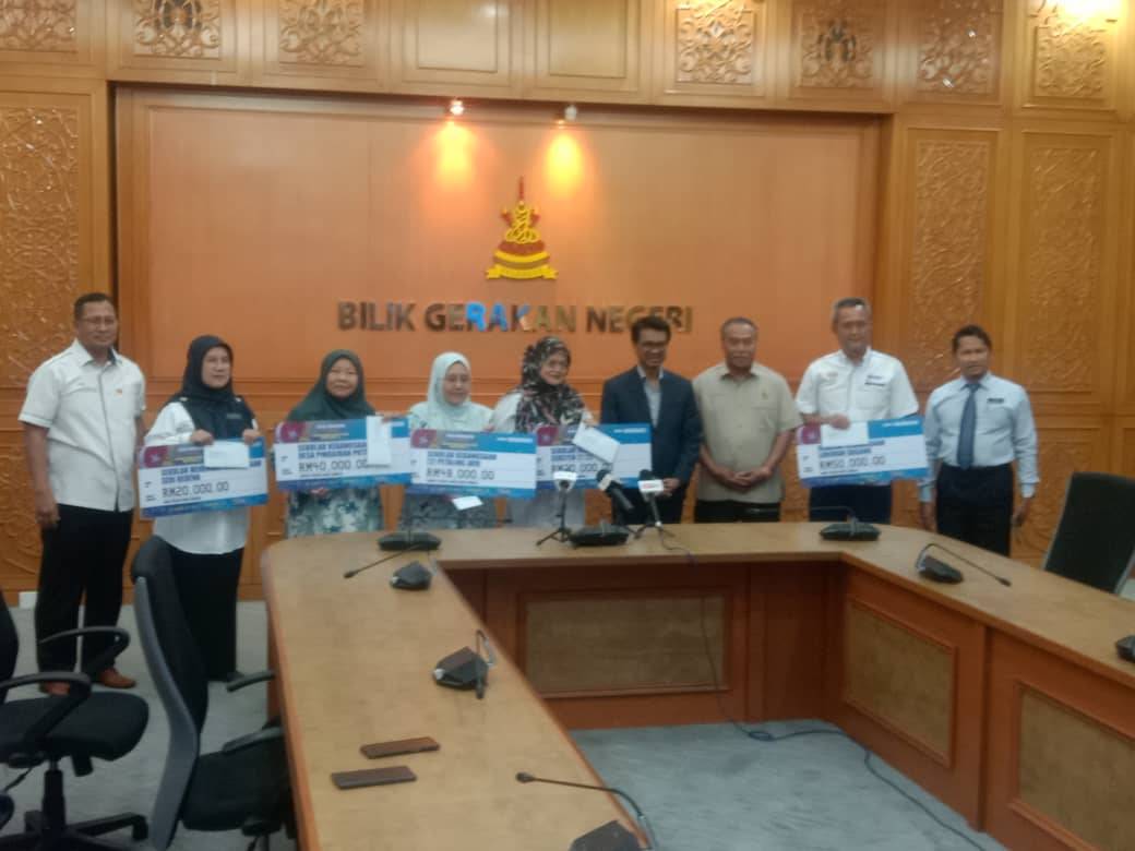 Johary (empat dari kanan) pada majlis penyerahan Program Penyerahan Bantuan Sekolah 2023 kepada lima buah sekolah di Bilik Gerakan di Bangunan Sultan Salahuddin Abdul Aziz Shah di Seksyen 5 di sini pada Rabu.