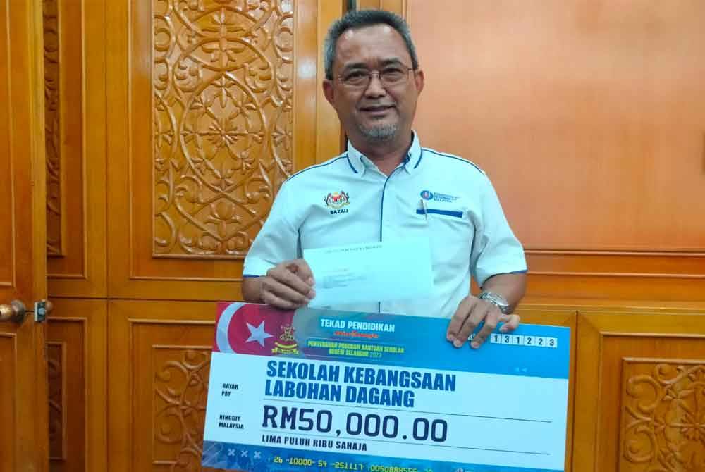 Guru besar Sekolah Kebangsaan Labohan Dagang, Mhd Sazali Jailani merupakan salah seorang daripada lima wakil pihak sekolah menerima bantuan pada Rabu.