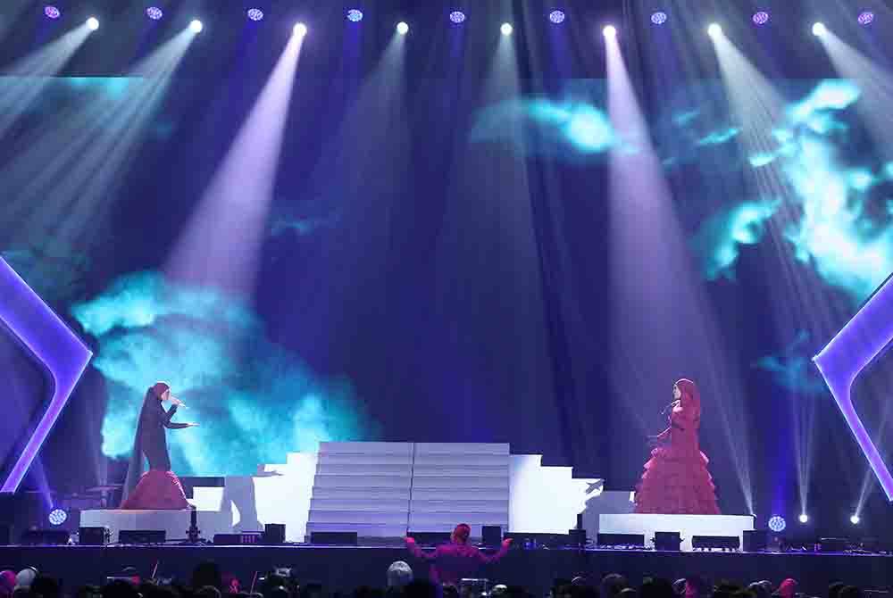 Liza Hanim (kiri) ketika berduet dengan Aina Abdul semasa final program All Star Gegar Vaganza.