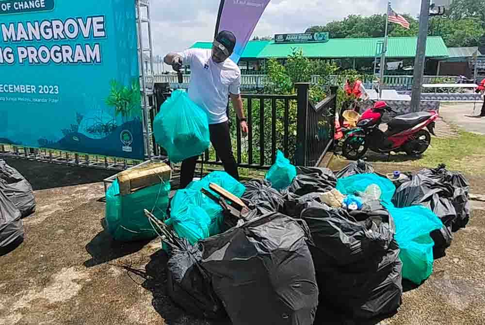 Sampah yang berjaya dikutip sukarelawan.