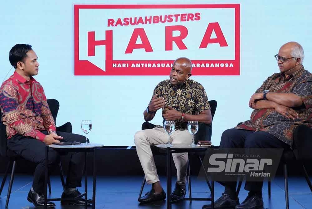Program Bicara Bina Negara bertajuk 'Sudah Hilangkah Maruah?’ menampilkan dari kiri Ismail sebagai moderator bersama Dr Sivamurugan dan Dr Anis yang berlangsung di Kompleks Kumpulan Karangkraf pada Rabu. Foto SINAR HARIAN/MOHD HALIM ABDUL WAHID