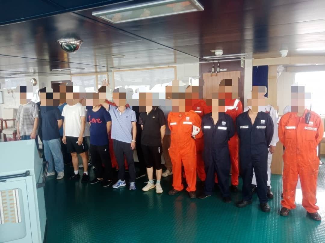 Nakhoda dan kru kapal ditahan untuk siasatan lanjut berikutan kapal kargo kendalian warga China itu dikesan bersauh tanpa kebenaran di perairan Pulau Pangkor pada Selasa. Foto: ihsan Maritim Malaysia 