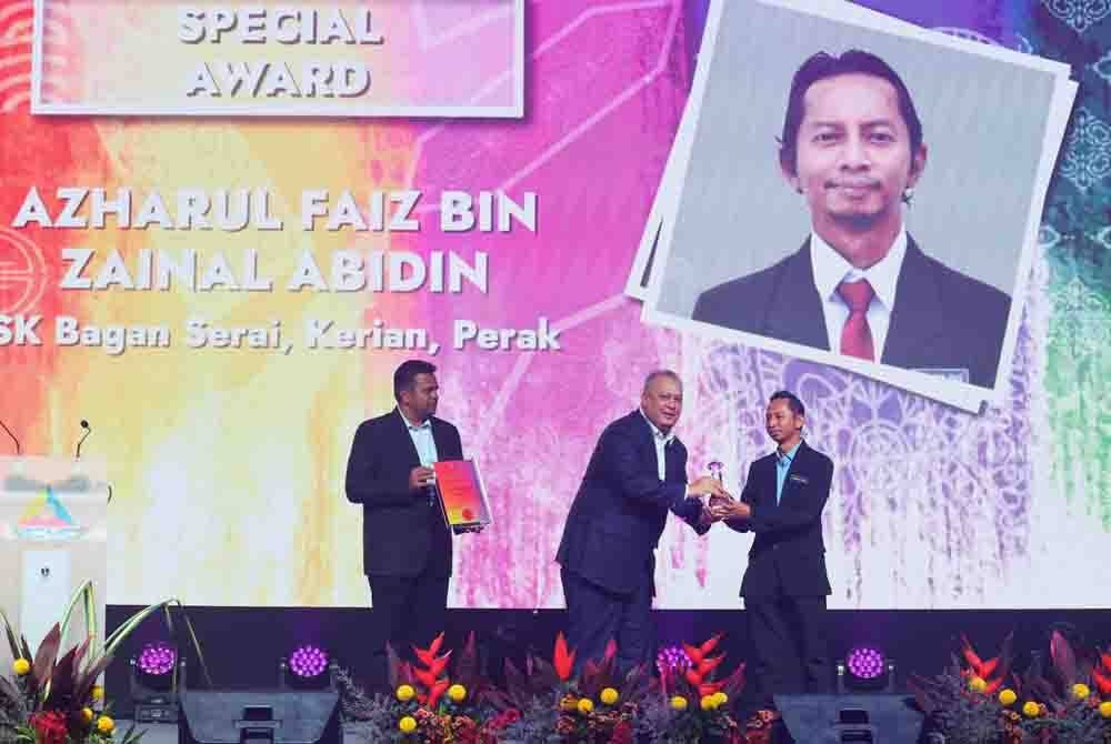 Mohamad Salim (tengah) menyampaikan Anugerah Superstar Award (Anugerah Khas Keseluruhan MEA 2022) kepada Guru dari Sekolah Kebangsaan Bagan Serai, Kerian Perak, Azharul Faiz Zainal Abidin (kanan) pada Majlis Malaysia ICT Volunteer (MIV) Excellence Awards 2023 (MEA 2023) di Auditorium MCMC, pada Rabu. - Foto Bernama