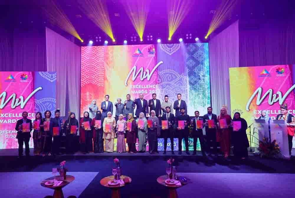 Mohamad Salim (belakang empat, kanan) bergambar kenangan bersama para penerima anugerah pada Majlis Malaysia ICT Volunteer (MIV) Excellence Awards 2023 (MEA 2023) di Auditorium MCMC, pada Rabu. - Foto Bernama