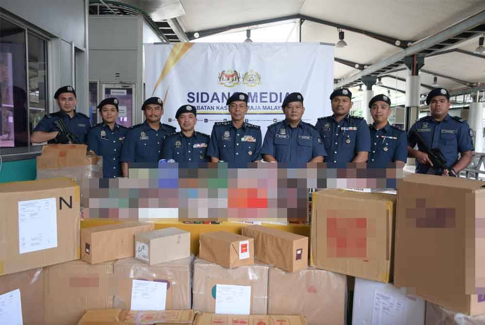 JKDM Perak berjaya mematahkan sindiket penyeludupan rokok dan minuman keras dalam tiga serbuan berasingan di Perak dan Johor, minggu lalu. - Foto: ihsan JKDM