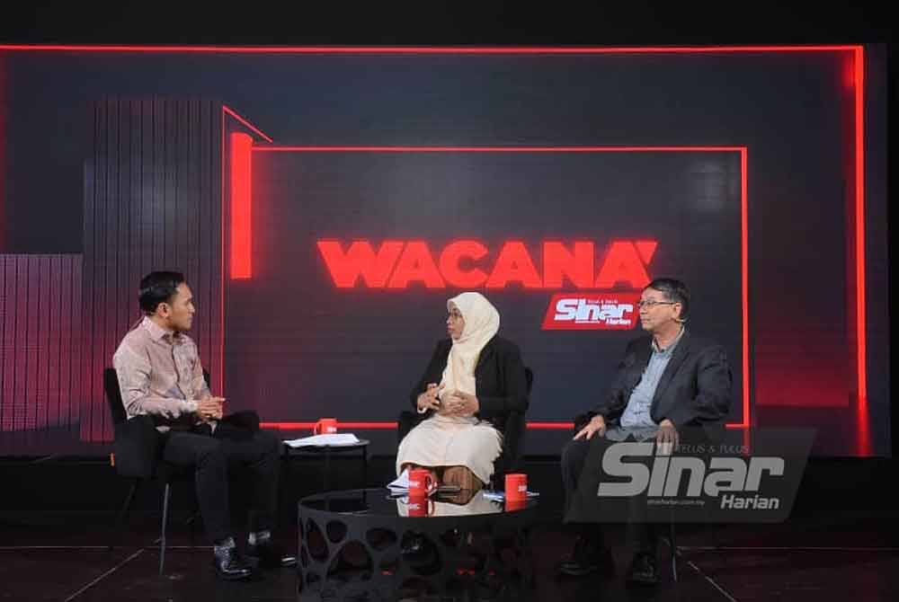 Dari kiri; Ismail Adnan selaku hos manakala Nurhayati dan Baslishah Sham sebagai panelis dalam program Wacana Siri 423 bertajuk Rasuah Robek Budaya Bangsa yang berlangsung di Studio Sinar Harian, pada malam Rabu. - Foto Sinar Harian/Asril Aswandi Shukor