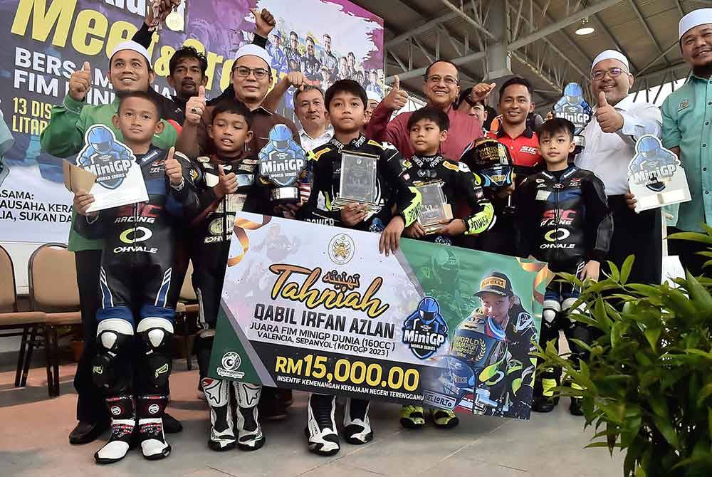 Qabil Irfan (tengah) dan beberapa pelumba lain menerima insentif khas.