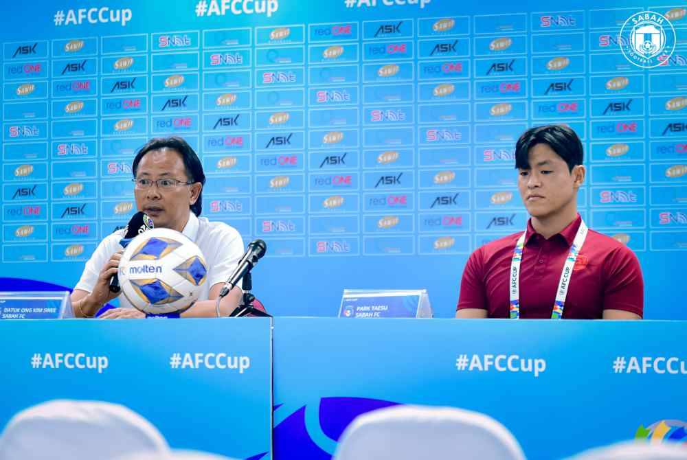 Kim Swee (kiri) bersama Tae-su ketika sidang media menjelang aksi terakhir Kumpulan H Piala AFC menentang PSM Makassar di Likas pada Khamis. - Foto FB Sabah FC
