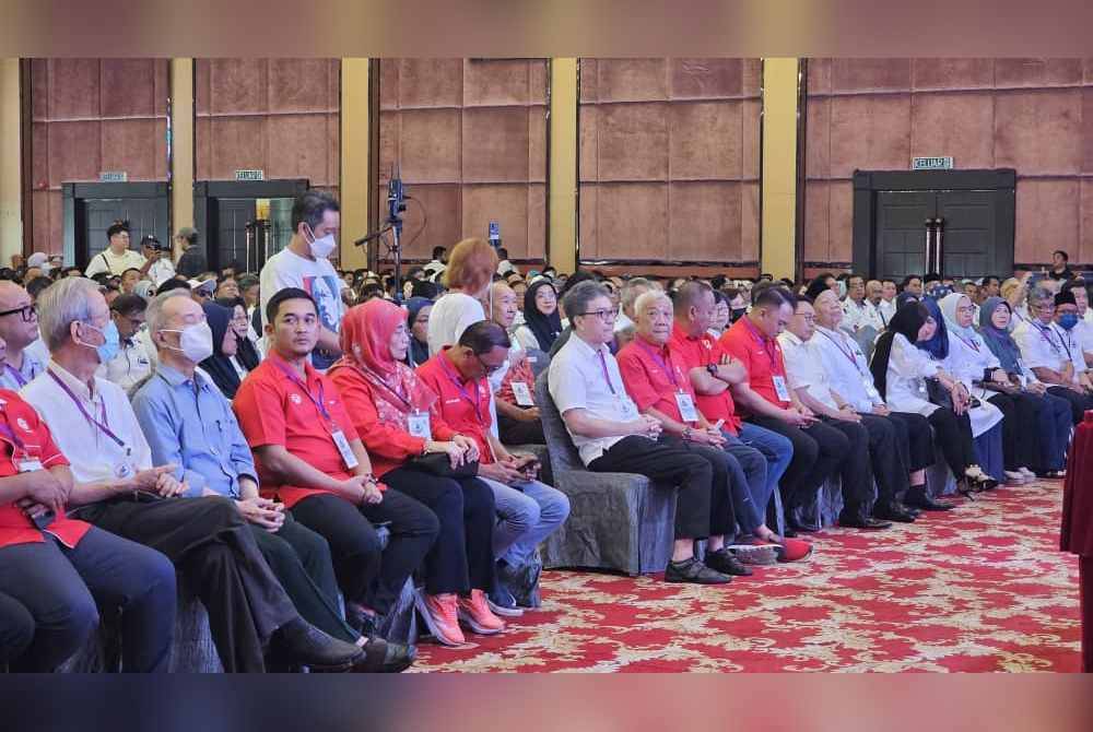 Bung Moktar bersama barisan pimpinan UMNO Sabah tiba sekitar jam 9 pagi Khamis di Dewan Hakka Likas.