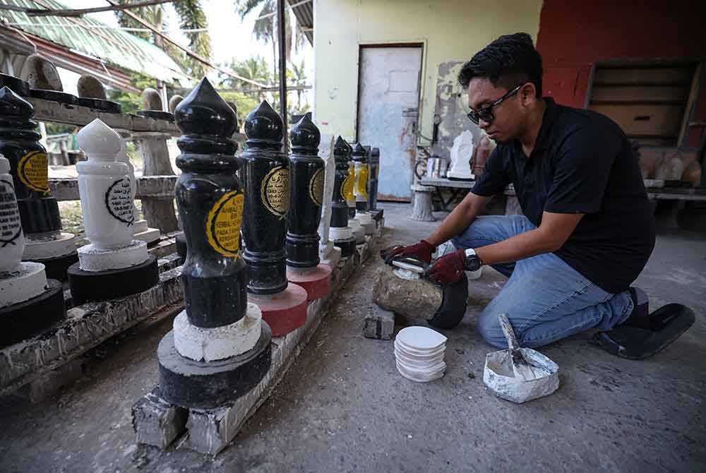 Batu nisan yang dijual diperbuat daripada batu sungai, terazo, marmar dan granit yang ditempah dari China. - Foto Bernama