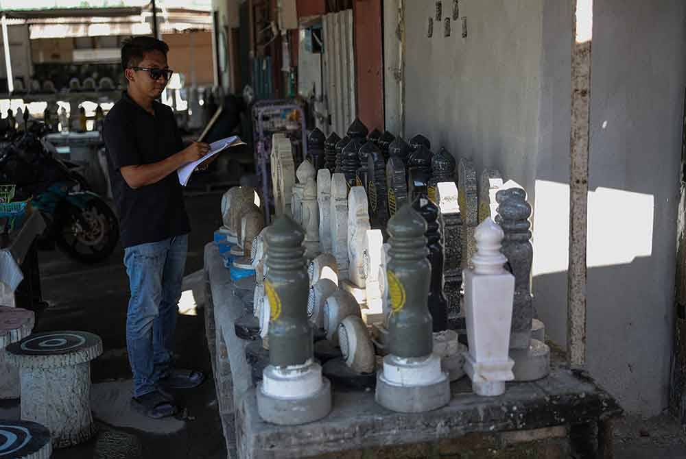 Sebahagian batu nisan yang ditempah pelanggan. - Foto Bernama