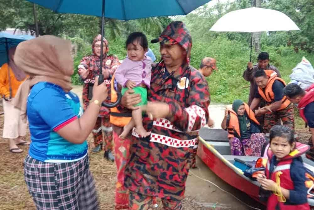 Empat keluarga di Kelewek, Tanah Merah terpaksa dipindahkan selepas rumah mereka ditenggelami banjir kilat.
