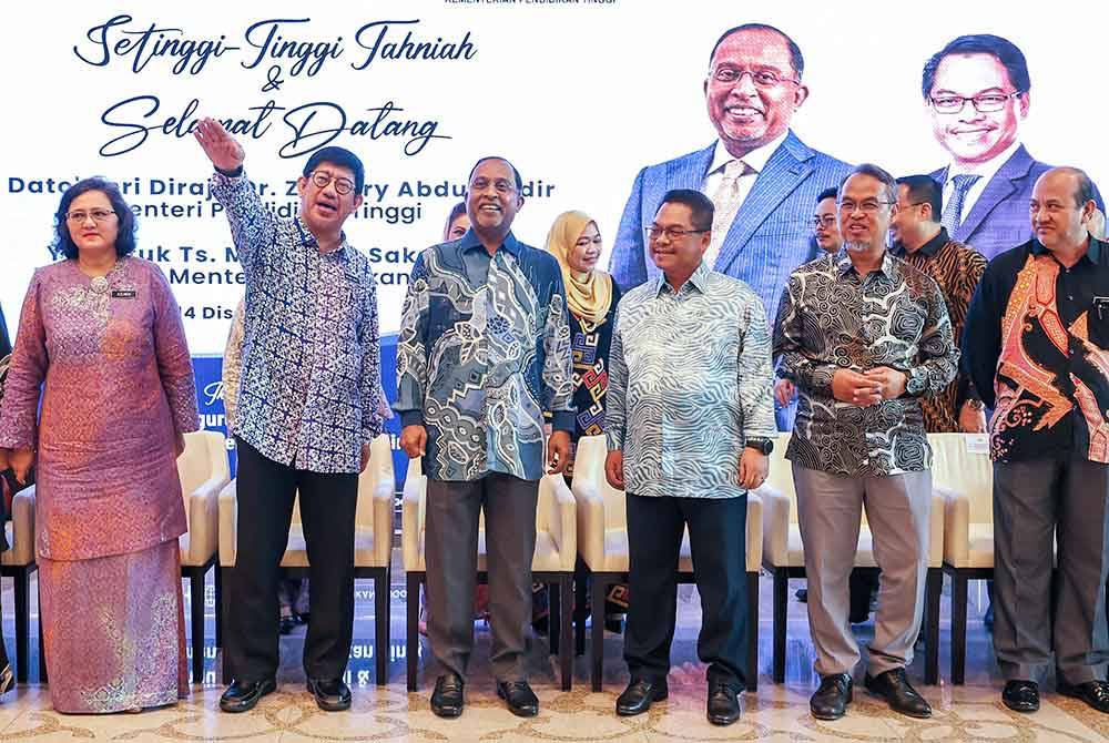 Zambry dan Mustapha (tiga dari kanan) bersama pengurusan tertinggi di Kementerian Pendidikan Tinggi, pada Khamis. - Foto Bernama