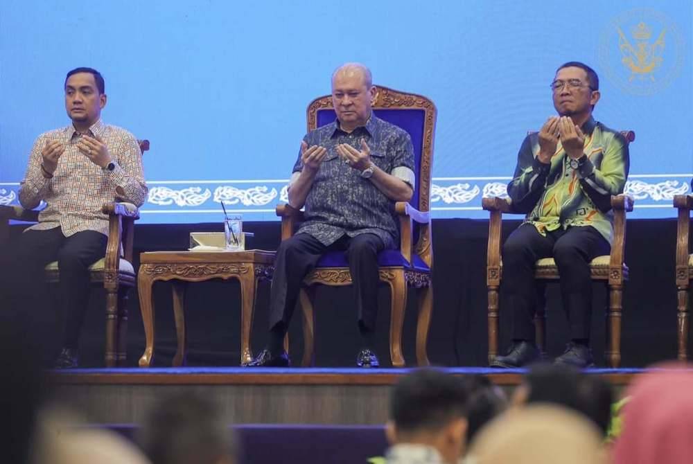 Sultan Ibrahim menyempurnakan majlis perasmian Menara Hasil Kluang, pada Khamis.- Foto Royal Press Office