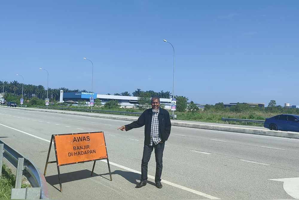 Mohd Hanif menunjukkan Jalan Persiaran Puncak Alam 6 yang sering dilanda banjir kilat setiap kali hujan berterusan melebihi dua jam.