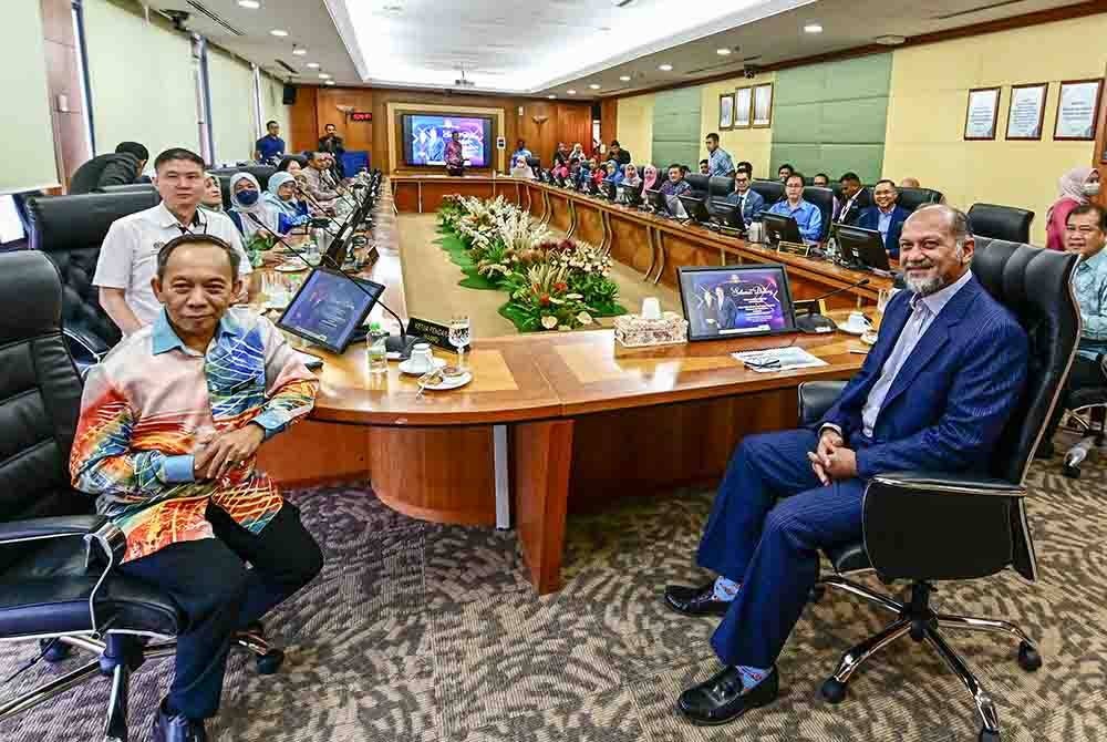 Gobind bersama pengurusan tertinggi MAMPU yang diketuai Rodzi (kiri).