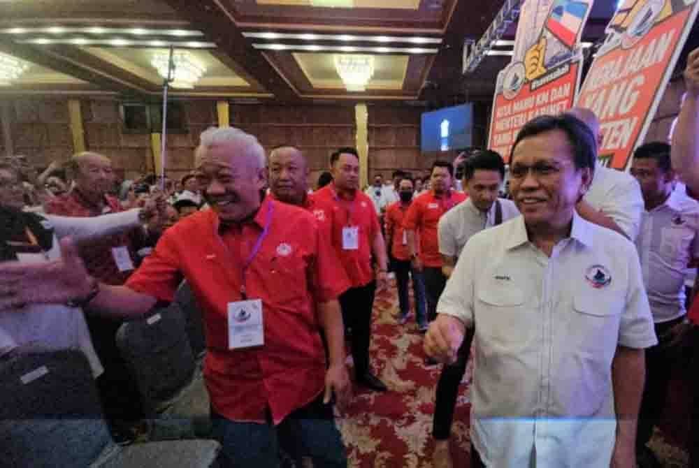 Bung Moktar (kiri) dan Mohd Shafie (dua dari kanan) ketika hadir pada Perhimpunan Agung Tahunan Parti Warisan yang diadakan di Dewan Hakka Likas, Kota Kinabalu.