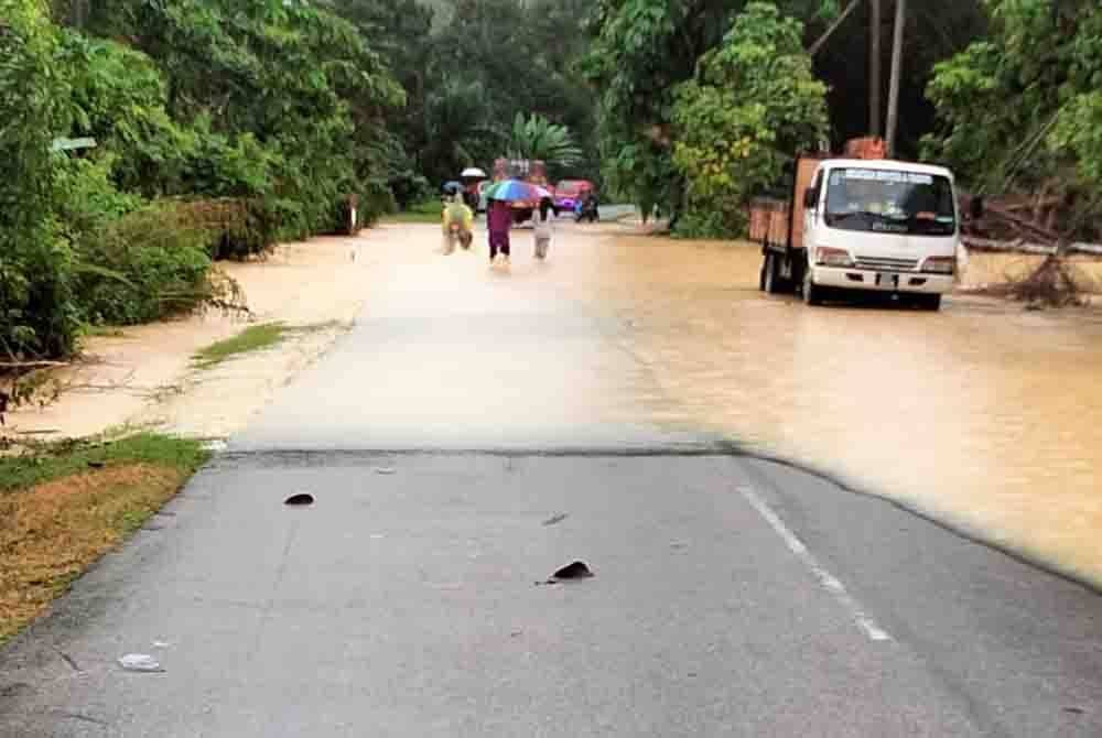 Jalan di Kampung Bukit Arang mula dinaiki air sejak awal pagi tadi.