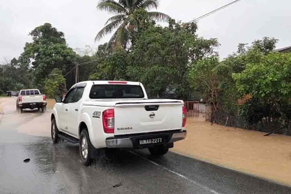 Keadaan jalan di Kampung Bukit Arang mula dinaiki air sejak awal pagi tadi.