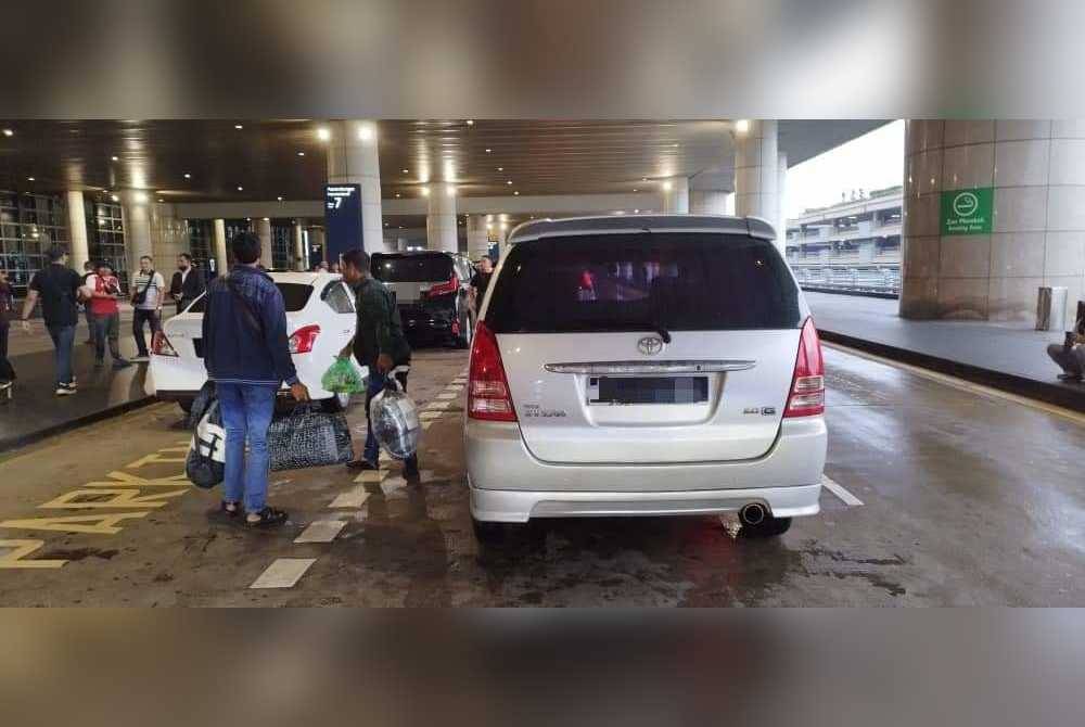 Toyota Innova yang disita JPJ selepas dipercayai diguna untuk khidmat kereta sewa haram di KLIA, Sepang, pada Selasa. - Foto JPJ Selangor