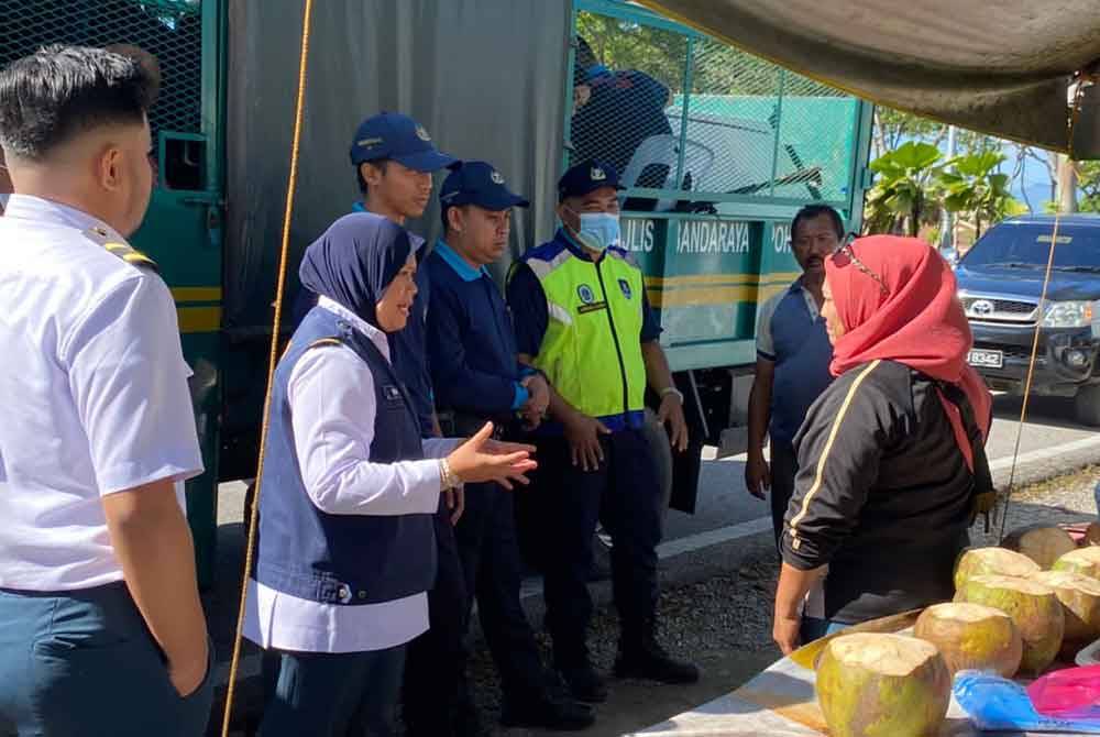 Pasukan pegawai MBI menjalankan Operasi Penguatkuasaan Bersepadu di Jalan Meru Raya-Klebang pada Rbu. - Foto: Ihsan MBI