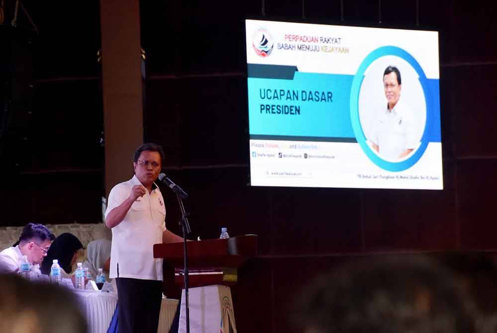 Mohd Shafie ketika menyampaikan ucapan dasar pada Perhimpunan Agung Tahunan Parti Warisan di Dewan Hakka Likas, Kota Kinabalu.