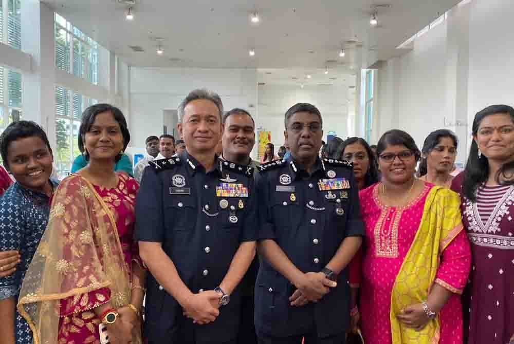 Allaudeen (dua dari kanan) ketika Majlis Sambutan Perayaan Hari Deepavali Kontinjen Kuala Lumpur 2023 di Ibu Pejabat Polis Kontinjen Kuala Lumpur pada Khamis.