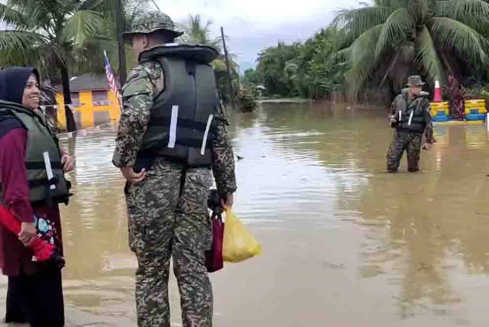 Banjir gelombang kedua mula melanda Hulu Terengganu pada Khamis.