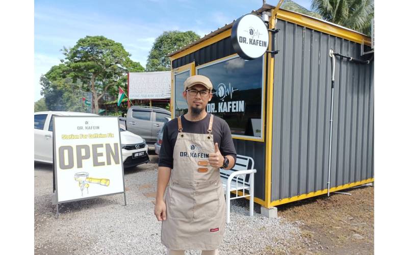 Kabin kecil Dr Kafein milik Muhammad Asyraf menjana hasil jualan sekitar RM20,000 sebulan.