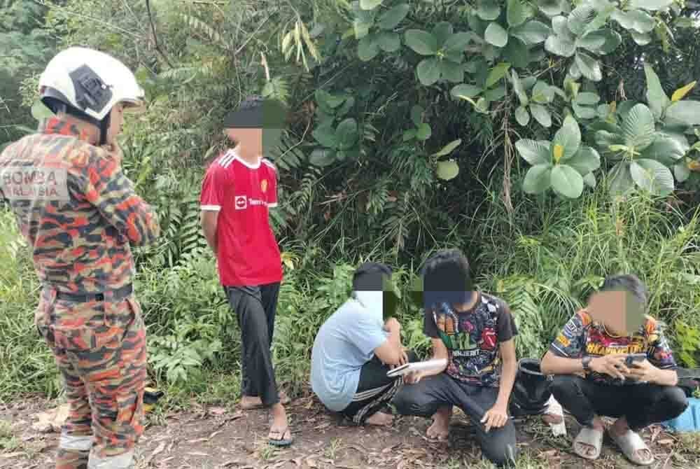 Empat rakan mangsa yang berada di lokasi kejadian di tasik Bandar Saujana Putra, Kuala Langat pada Khamis. - Foto: Bomba Selangor