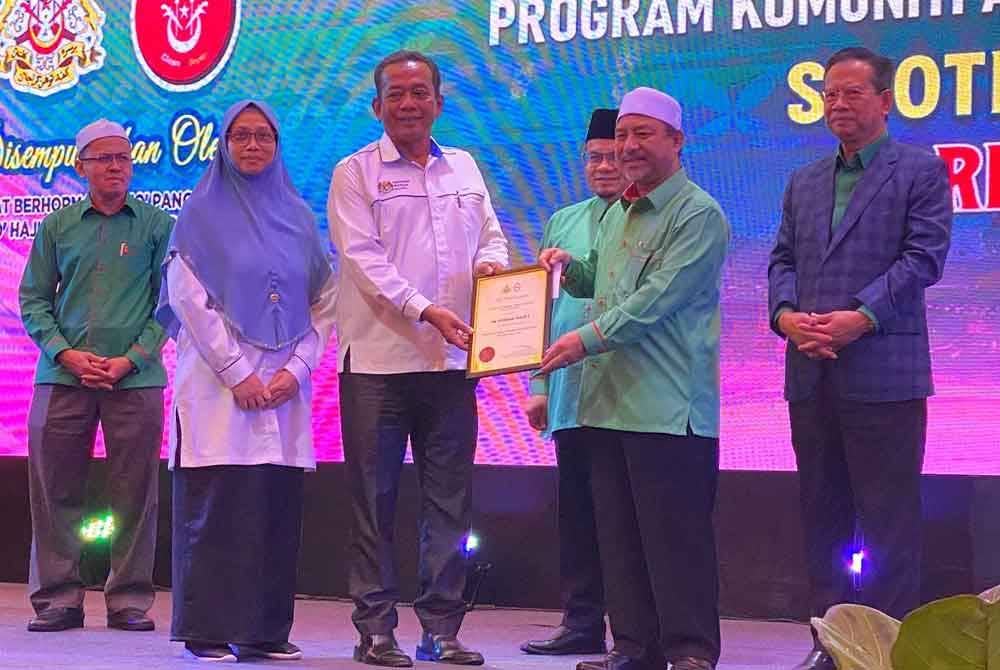 Mohd Nassaruddin (dua,kanan) menyampaikan hadiah kepada pemenang pada Majlis Sambutan Hari Kelantanku Bersih Tahun 2023 di Kota Bharu pada Khamis.