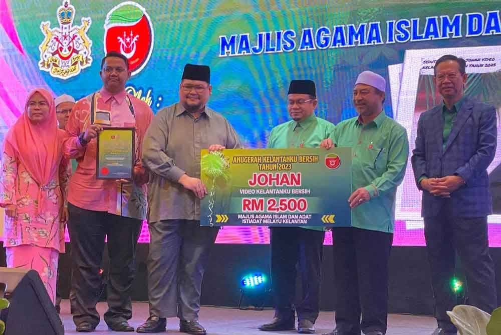 Majlis Agama Islam dan Adat Istiadat Melayu Kelantan (Maik) muncul johan bagi kategori video Kelantanku Bersih