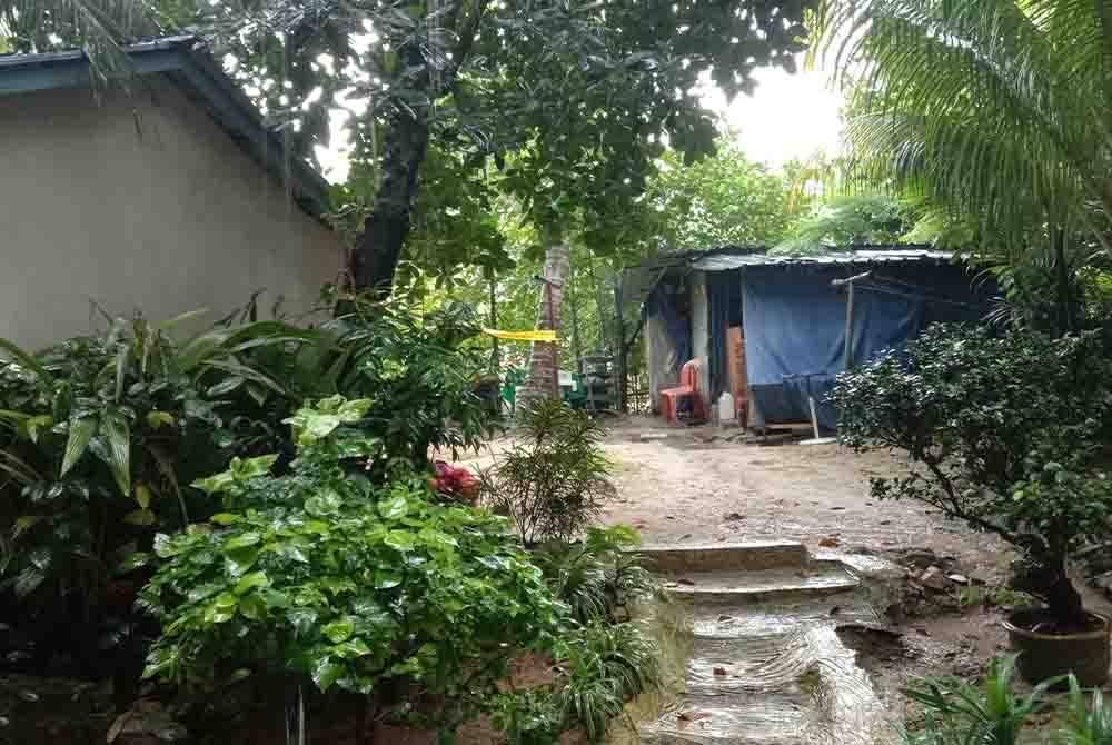 Laluan menuju ke anak sungai yang menjadi lokasi penemuan mayat Zayn Rayyan berdekatan Blok R, Apartment Damansara.