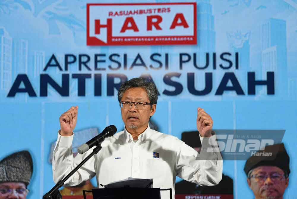 Ahmad Sabirin mendeklamasikan puisi bertajuk 'Pejuang Banteras Rasuah' di studio F, Kumpulan Karangkraf bersempena program Apresiasi Puisi Antirasuah pada Hari Antirasuah Antarabangsa Rasuah Busters 2023. Foto SINAR HARIAN/MOHD RAFIQ REDZUAN HAMZAH