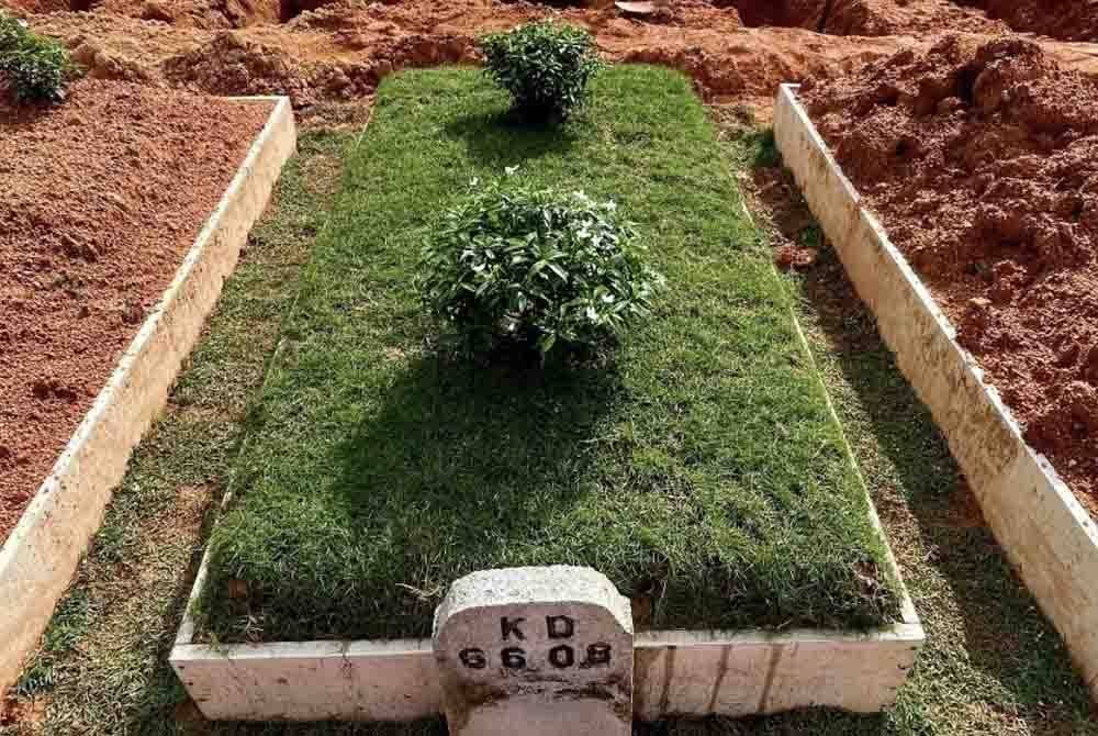 Ismanira turut berkongsi gambar kubur dipercayai tempat bersemadinya Zayn.