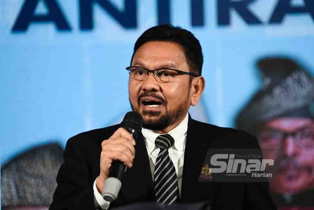 Wanrazuhar mendendangkan lagu puisi bertajuk Gelap dan Terang pada program Apresiasi Puisi Anti Rasuah pada Khamis. - Foto Sinar Harian MOHD RAFIQ REDZUAN HAMZAH