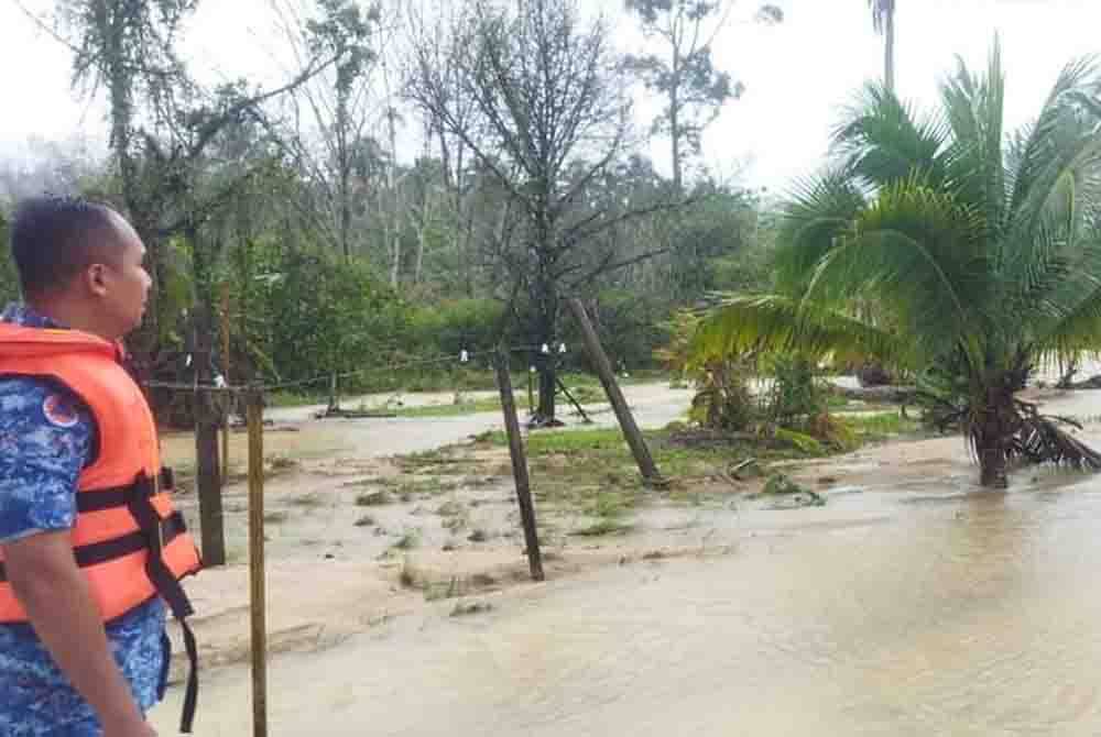 Anggota APM memantau kawasan banjir di Kampung Chuchuh Puteri, Kuala Krai. Foto: APM