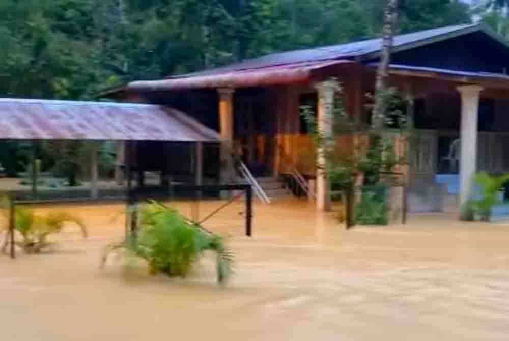 Keadaan banjir di Kampung Enggong, Kuala Krai ketika ini. - Foto: Ihsan pembaca