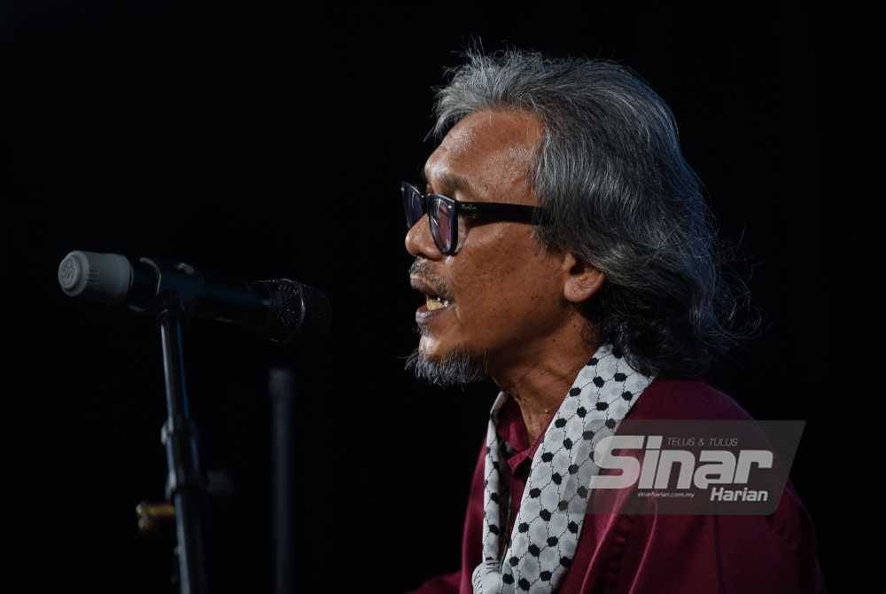 Bard Puisi mendendangkan lagu puisi 'Al-Risywah'.