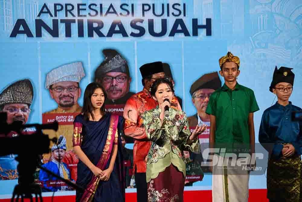 Kayla Ting sampakian dalam bahasa Inggeris, Luke Rafael Lopez dalam bahasa Tamil dan Bryan Goh Ze Ming dalam bahasa Cina. Foto SINAR HARIAN / MOHD RAFIQ REDZUAN HAMZAH