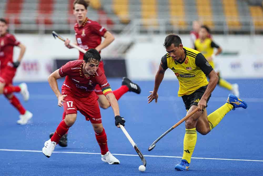 Penyerang Malaysia, Shahmie Irfan Suhaimi dicabar pemain Belgium dalam aksi klasifikasi kesembilan hingga ke-12 di Stadium Hoki Nasional pada Rabu.