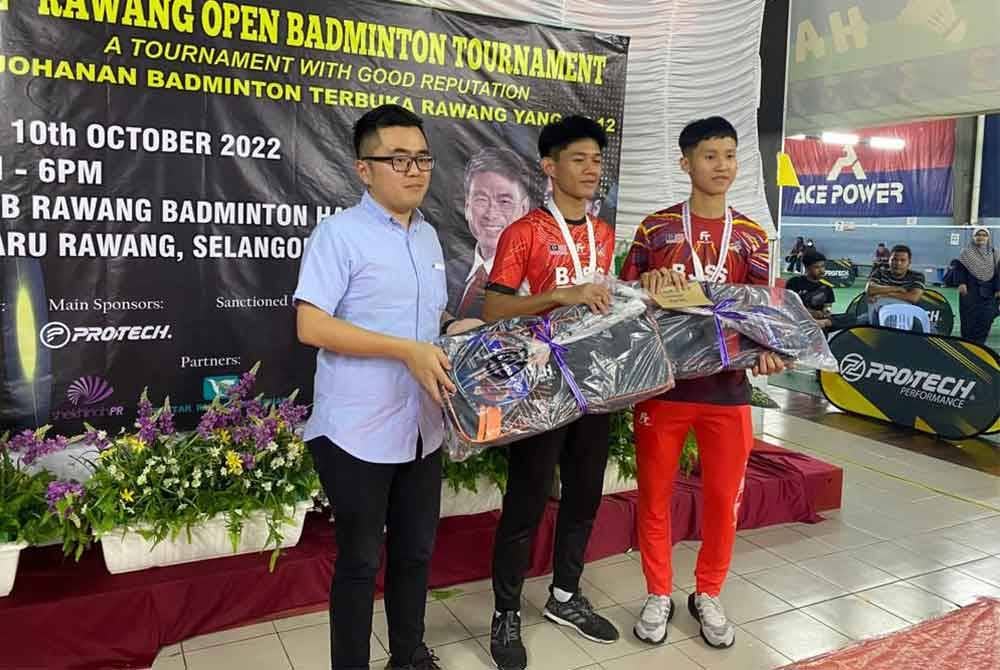 Datu Anif Isaac Datu Asrah (tengah) juara perseorangan lelaki B-15 Badminton Terbuka Rawang 2022 lalu.