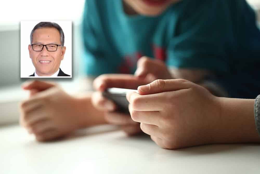 Penggunaan telefon pintar mampu mendatangkan implikasi buruk terhadap kanak-kanak. Gambar hiasan 123RF (Gambar kecil: Jasni Md Kechik)