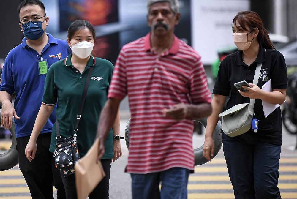 Orang ramai mula mengamalkan pemakaian pelitup muka bagi mengelakkan penularan Covid-19 terutamanya di sekitar tempat awam. Gambar hiasan