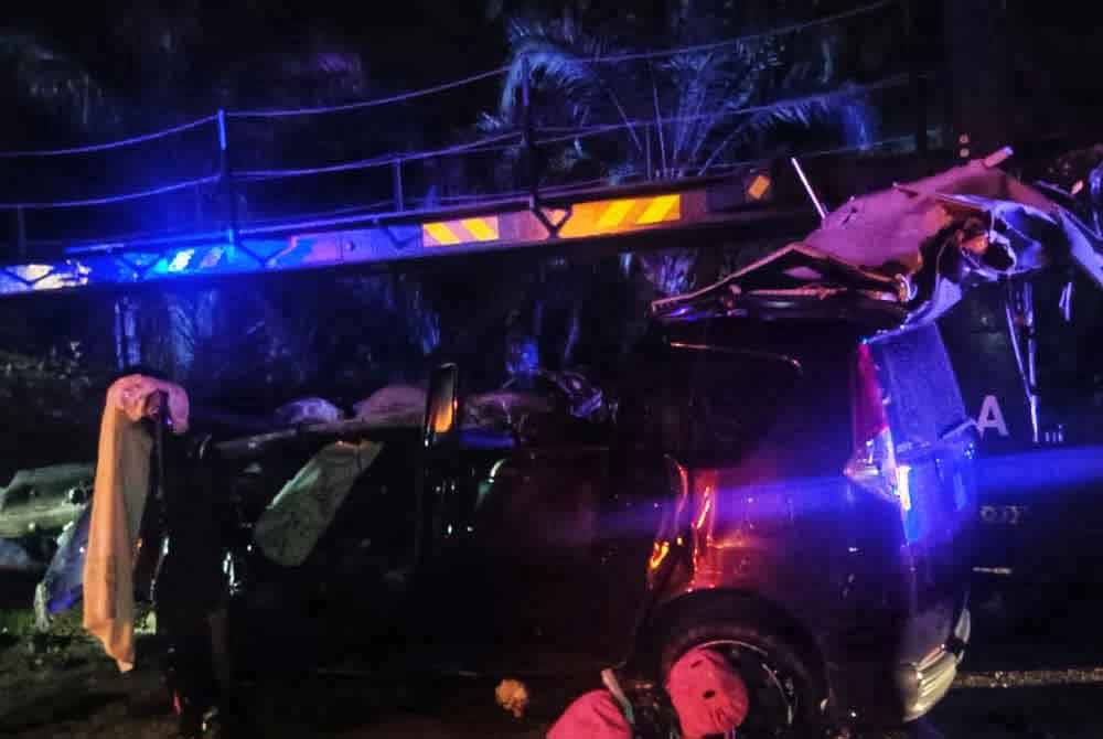 Keadaan kedua-dua kenderaan iaitu treler pengangkut kenderaan dan Perodua Alza yang terbabit dalam kemalangan di KM17, Jalan Lipis-Benta awal pagi Jumaat. - Foto ihsan PDRM