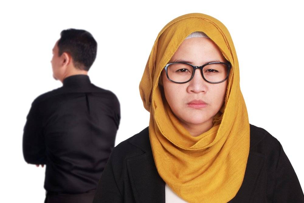 
KEGAGALAN sebahagian suami untuk berlaku adil atau berpoligami dengan cara yang salah telah memberikan impak negatif kepada masyarakat khususnya kepada kaum Hawa hingga poligami dipandang sebagai suatu perbuatan negatif.